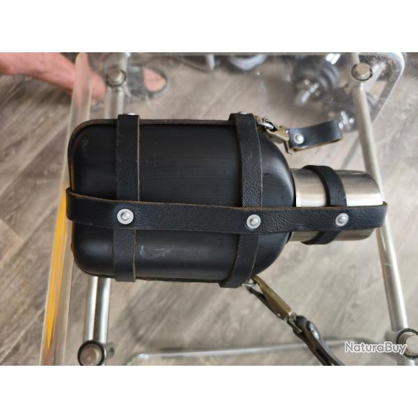 Superbe gourde je pense Suisse avec son cuir et son gobelet �tat neuf