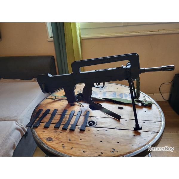 Famas Giat 4.5mm + 7 chargeurs 10 plombs