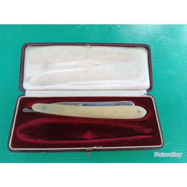 ANCIEN RASOIR COUPE CHOUX :  "  MAGNUS KINDAL  "  AVEC  SA BOITE D ORIGINE . DEBUT  20eme .