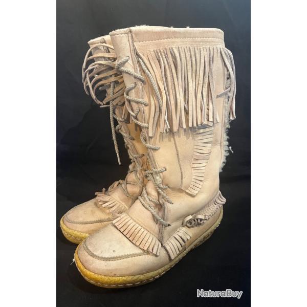 Jolie paire de mocassins montants ramen�e de chez les hurons dans les ann�es 90 taille 37/38
