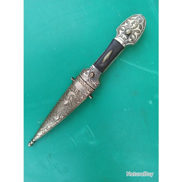 EMPIRE OTTOMAN PETIT POIGNARD KINDJAL AVEC SON FOURREAU  .  19eme Si�cle .