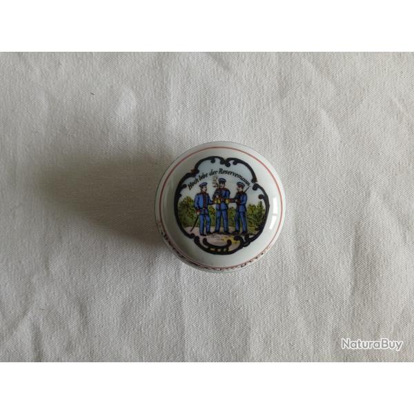 Divers - DE22649c Bonbonni�re r�servistes trinquant