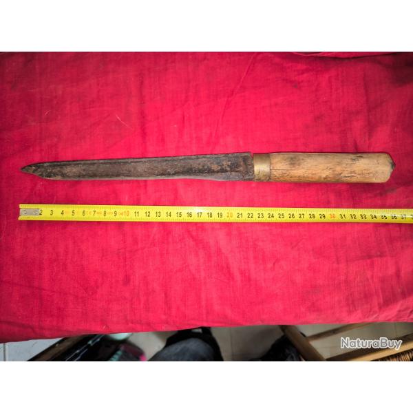 Poignard de tranch�e artisanal ww1 1914 1918 � base d'un sabre. 35,5 cm de long dont 23 cm de lame