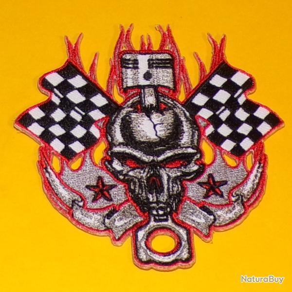 TISSU PATCH : TETE DE MORT SUR DRAPEAUX A DAMIER  , DIAMETRE 9 CM , BON ETAT VOIR PHOTOS . POUR TOU