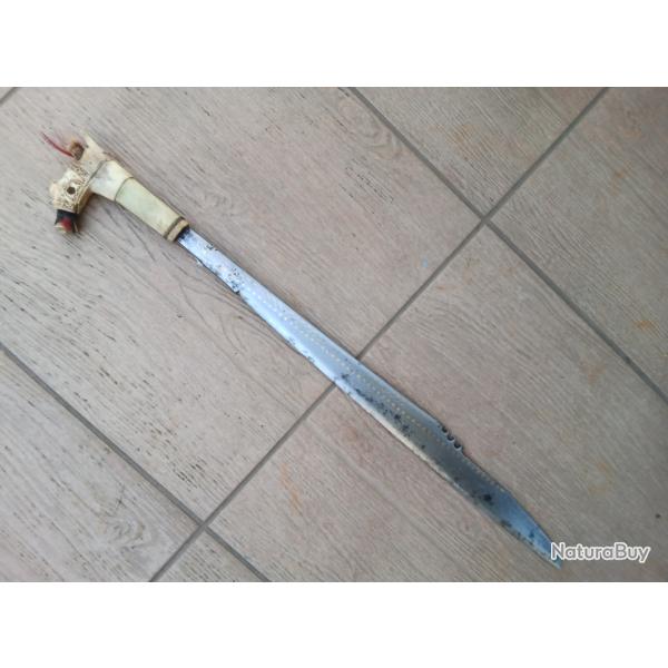DAGUE  ,  SABRE  DAYAK -  MANDAU .   19eme  Siecle  .  LAME  RICHE EN  INSERTS  LAITON  .