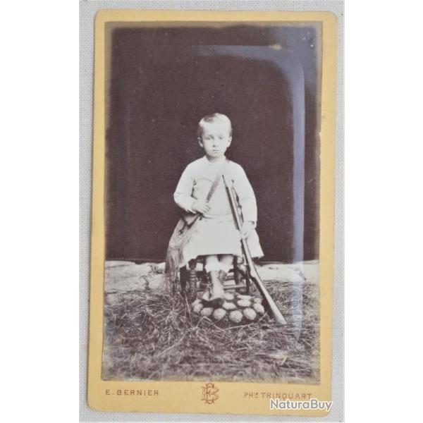 photo argentique format CDV - enfant avec carabine scolaire Chassepot - XIXi�me