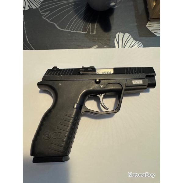 Pistolet CZ 100
