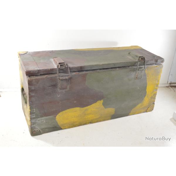 Ancienne caisse � munitions militaire repeinte