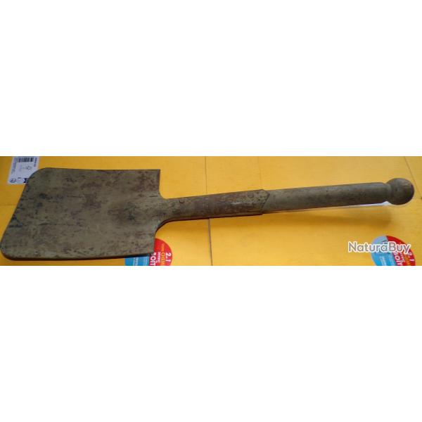 OUTIL PELLE MILITAIRE COULEUR SABLE, JE PENSE QUE C'EST UNE PELLE DE L'ARMEE FRANCAISE A CONFIRMER