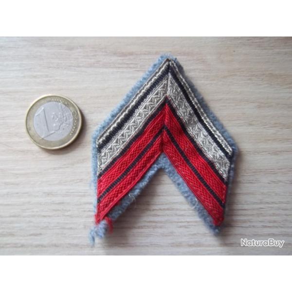 galon modle 1945 argent et garance sur fond bleu caporal chef