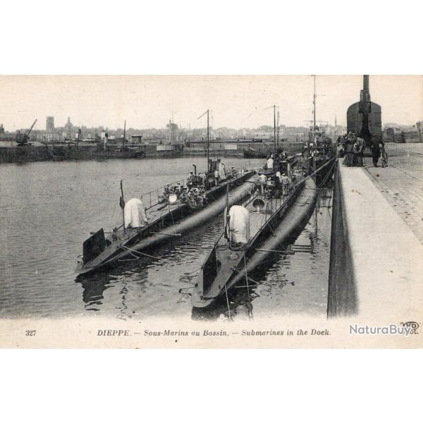 CPA -MARINE DE GUERRE - Sous-Marin au Bassin - submarines in the Dark N�1127