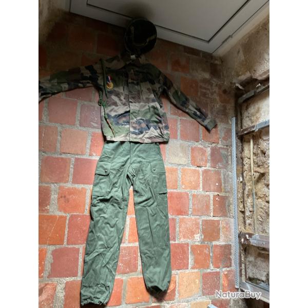 Uniforme , casque , dcorations