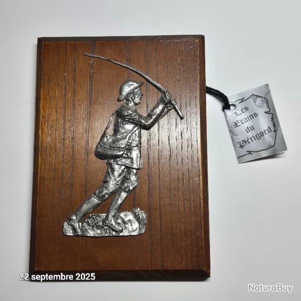 Ecusson, cadre en bois avec p�cheur � la ligne en �tain, made in France , troph�e