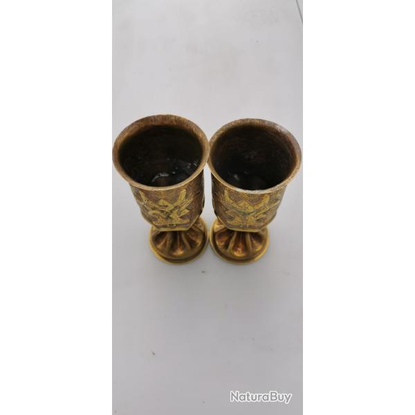 Vases en laiton sculpt�s avec des feuilles et des papillons