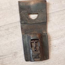 Porte fourreau pour ba&iuml;onnette suisse 1889. 1er mod&egrave;le : voir fente