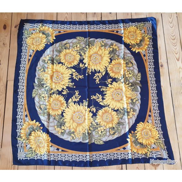 Foulard carr� 95 X 95 motifs tournesols tr�s bon �tat