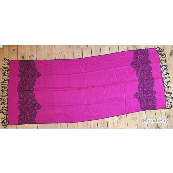 Echarpe douce 165 X 70 rose aux motifs de roses