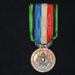 MEDAILLE D'HONNEUR DES VETERANS (ARGENT) ARMEE DE TERRE ET DE MER-GUERRE 1870/71-OUBLIER...JAMAIS