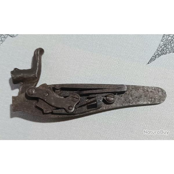 Platine droite pour fusil ancien � percussion Longueur 90 mm Chien marqu� G 50