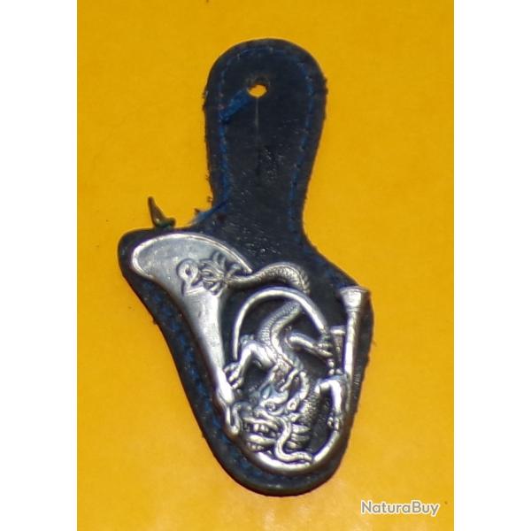 2� Groupe de Chasseurs, guilloch�, H121 en haut , cor ovale avec dragon sortant � droite pavillon �