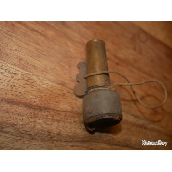 Embout de poire � poudre avec bouchon doseur reli� par une ficelle