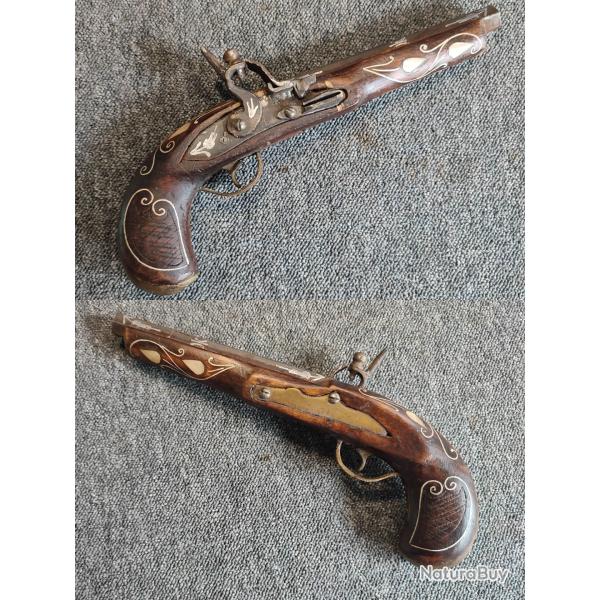 Pistolet  silex oriental en bois nacre et acier pour dcoration