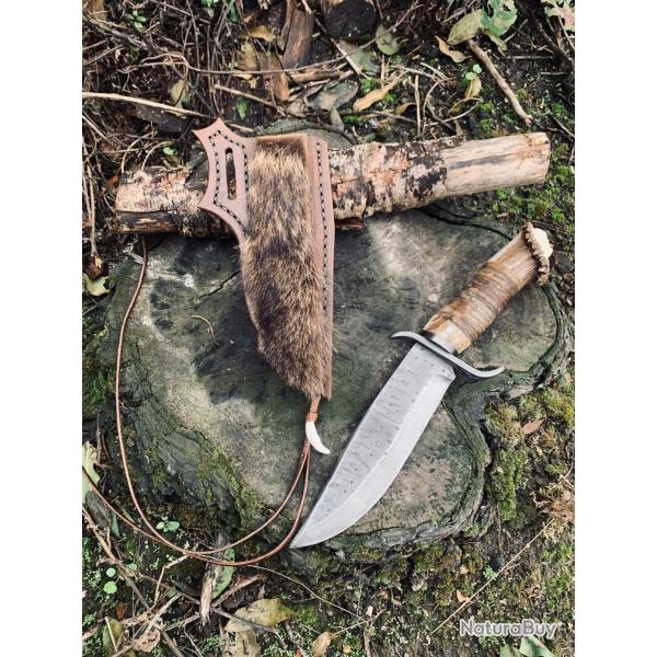 couteau bowie trappeur d'artisan / bois de cerf / lame acier carbone 1095 / fourrure de raton laveur