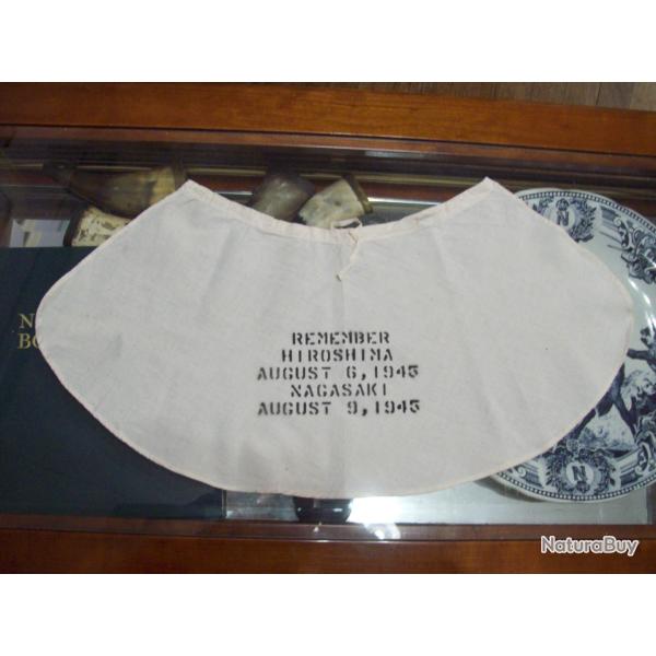 militaria couvre nuque comm�moratif de date 6 ao�t 1945