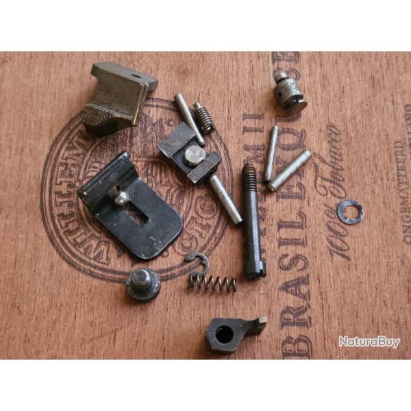 Lot de pi�ces du pistolet Unique DES 69 22lr