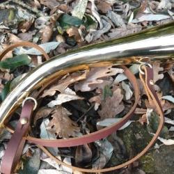 TRES  BELLE  TROMPE ou CORNE de  37  cm  DE CHEZ  MILLIENS...Avec bretelle cuir...
