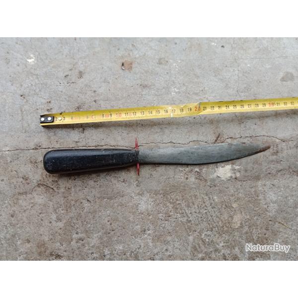 Couteau ancien droit artisanal a identifier militaire chasse.