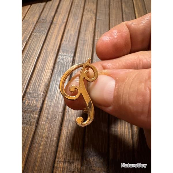 BROCHE LETTRE P EN PLAQU� OR DE MURAT DE QUALIT� 10 MICRON DEUX POIN�ONS