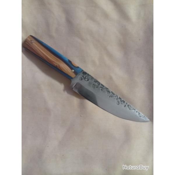 couteau forg� en acier carbone  manche en  r�sine bleue et bois d'olivier