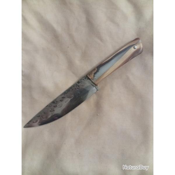 couteau forg� en acier carbone  manche en  r�sine blanche et bois de cade