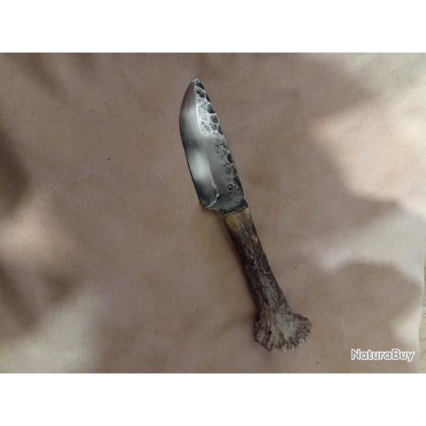 couteau lame  forg�e en acier carbone XC75 manche en chevreuil