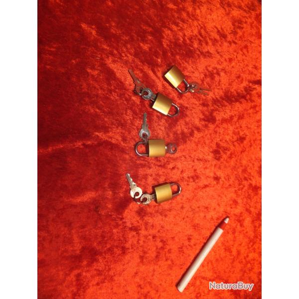4 cadenas avec 2 cls. Comme neuf. Je les brade.                                                (1)
