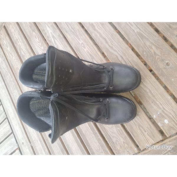 Chaussures militaires Gortex taille 48 neuves
