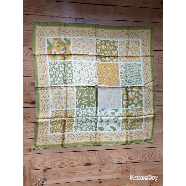 Carr� de soie Christian Martin neuf dans sa pochette d'origine