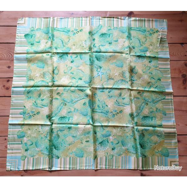 Carr de soie Christian Martin neuf dans sa pochette d'origine motifs coquillages