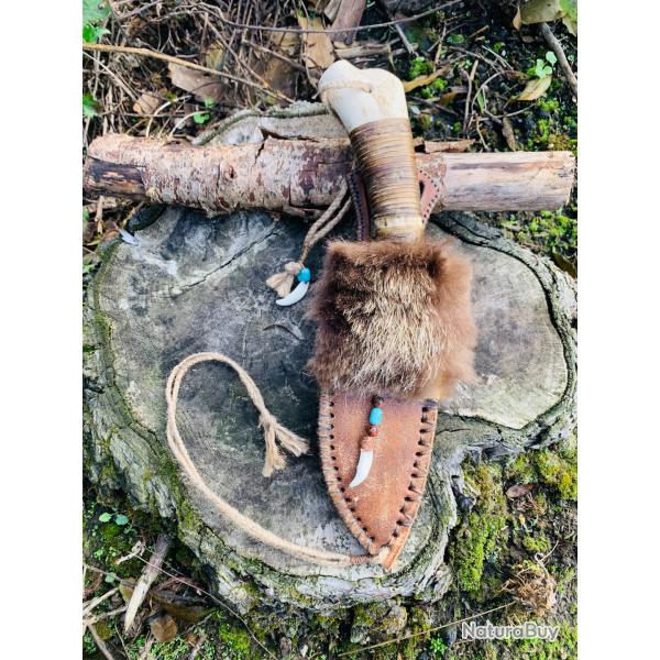 couteau bowie am�rindien d'artisan / acier carbone 1095 / fourrure de raton laveur