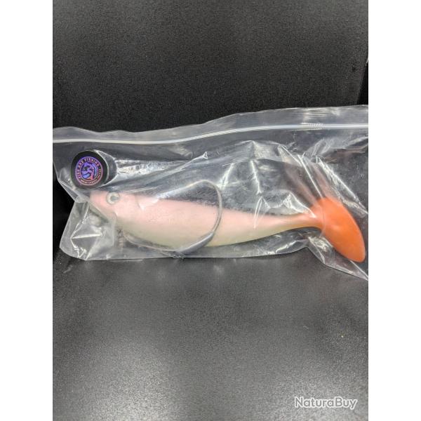 Lot 253  : Gros leurre souple mer environ 20 cm , + hameons RAPTOR 10/0 18 grs .FISH AND FISHING