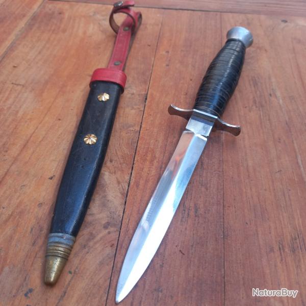 Joli Poignard Double tranchants avec �tui en cuir