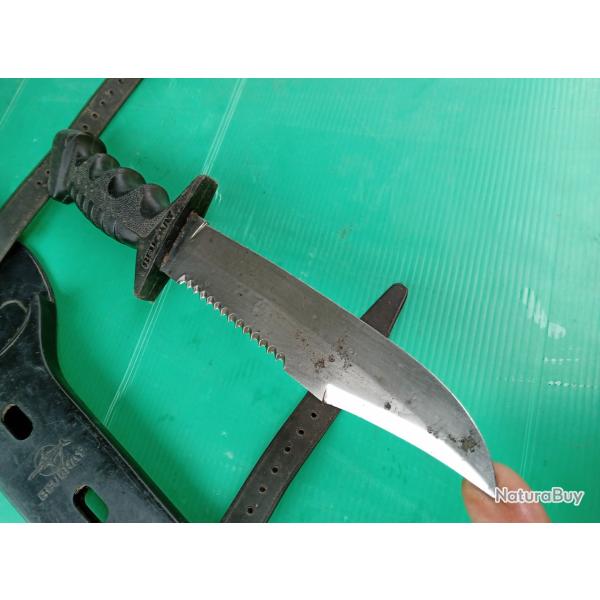 COUTEAU  DE PLONGEE  MARINE  :  BEUCHAT  AVEC SON FOURREAU SPECIFIQUE   .  COMPLET  .