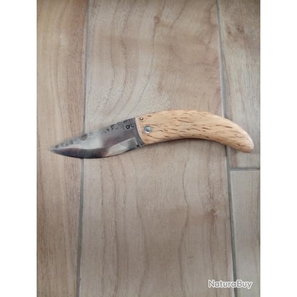 Couteau pliant forg� acier carbone deux clous en bois de bouleau marbr�