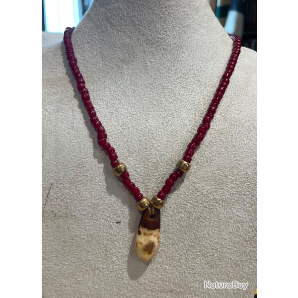Jolie collier indien en perle, r�plique dent de wapiti en os, perle en laiton et perle de verre