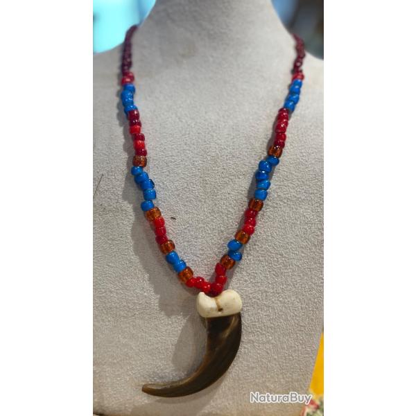 Jolie collier indien des plaineen perle, r�plique de griffe d'ours en corne et en os ,perle de verre