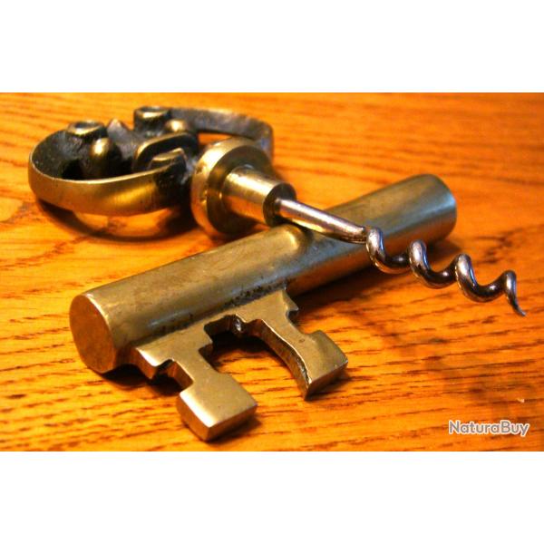 VRAIMENT SUPERBE CLE EN BRONZE AVEC LA FONCTION TIRE BOUCHON + DECO ) A OFFRIR SYMPATHIQUEMENT-