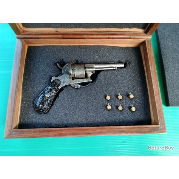 REVOLVER A BROCHES  BELGE   AVEC  GRAVURES  DANS SON COFFRET  .