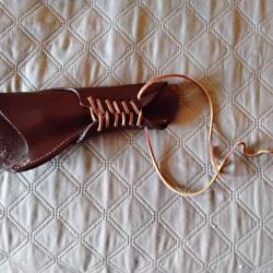 Holster en cuir marron cousu main.