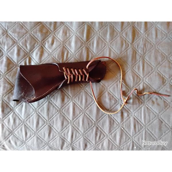 Holster en cuir marron cousu main.